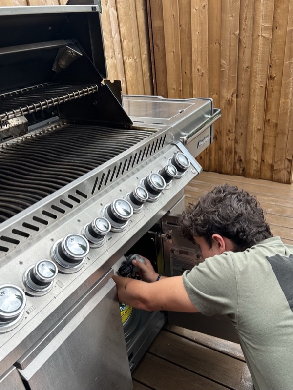 BBQ cleaning in action
